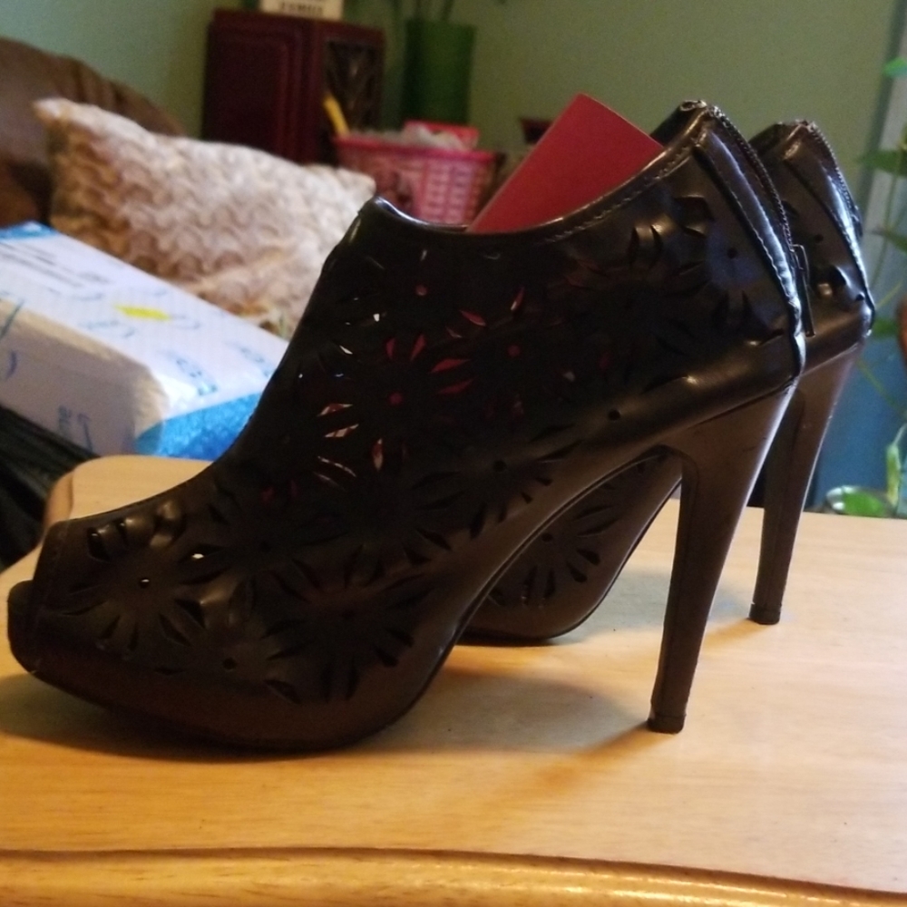 Really cute bootie shoe...good condition